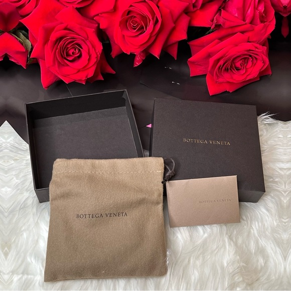 BOTTEGA VENETA Card Holder with Box and Dust Bag - Picture 11 of 12
